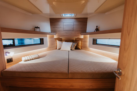 MAIN CABIN WITH LARGE COMFORTABLE BUNK