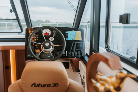THE HELMSMAN'S POSITION IS COMFORTABLE AND ENSURES FULL VISIBILITY.