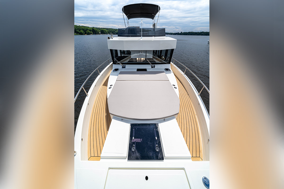 Bow deck with comfortable sunbathing mattress